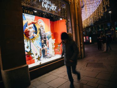 Strasbourg, Fransa - 23 Aralık 2023: Lafayette Galerisi 'nde canlı bir Noel vitrininde insan silüeti hızla yürüyor