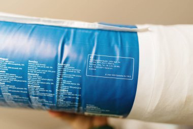 Paris, Fransa - 22 Şubat 2024:% 90 oranında ördek tüyü,% 10 oranında ördek tüyü Bergven Ikea lüks yastığında, İspanyol yapımı Ukrayna