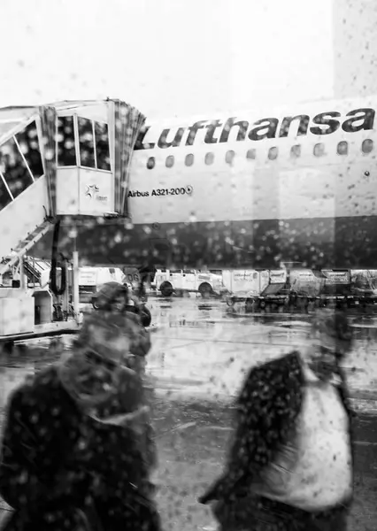 Frankfurt Germany May 2019 Passengers Reflected Glass Boarding Lufthansa Aircraft — Stock Photo, Image