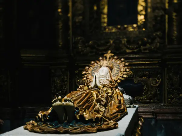 Zbliżenie Pokorne Stopy Posągu Śpiącej Maryi Modlitwie Wewnątrz Bazyliki Katedralnej — Zdjęcie stockowe