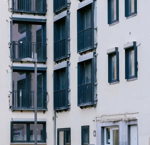 公寓大楼翻新 包括新的窗户装置 阳台和经改进的隔热设施 — 图库照片