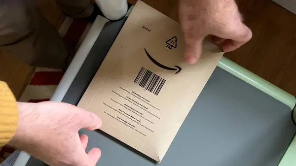 Frankfurt Germany Mar 2024 Persons Hand Opens Amazon Package High — Stock Photo, Image
