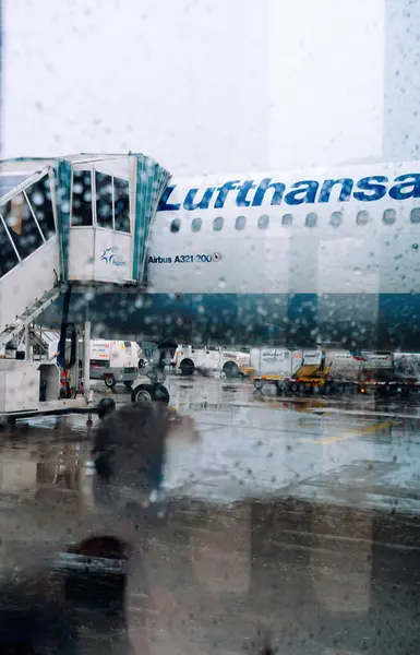 Frankfurt Almanya Mayıs 2019 Islak Frankfurt Havaalanı Pistinde Lufthansa Airbus - Stok İmaj