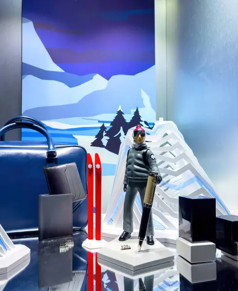 Karácsonyi Dekorációval Díszített Bolt Különböző Luxus Tollakat Bőr Kiegészítőket Árul Stock Kép