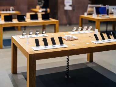 Paris, Fransa - 23 Aralık 2023: Tilt-shift lensleri, boş bir Apple mağazasının içindeki boş bir Apple mağazasındaki yeni Apple bilgisayarlarını ve iPhone 'ları ele geçirir.