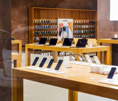 Paris, Fransa - 23 Aralık 2023: Tabletleri ve telefon aksesuarlarıyla modern bir elektronik mağazasında sergilenen gösterişli aletler - sırt çantasındaki büyük standı olan boş Apple Bilgisayar Mağazası