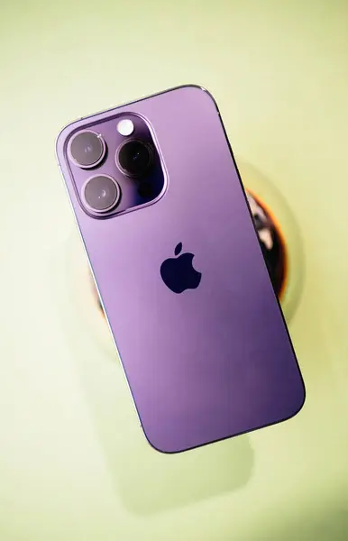 2022年9月29日 緑の勾配の背景に紫色のIphone Proカメラシステムのエレガンスを捉えたオーバーヘッドショット ストック写真