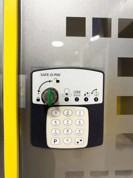 フランス 2024年3月6日 金属表面のボタンとセキュリティ指標が付いているSafe Pinアクセスキーパッドの閉じた表示 安全ロッカー ロイヤリティフリーのストック画像