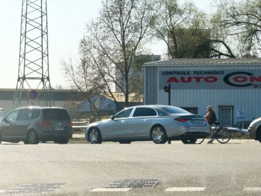 Strasbourg, Fransa - 8 Mart 2024: Lüks Mercedes-Benz Maybach limuzini Fransa 'nın hareketli bir caddesinde trafikte sıkıştı