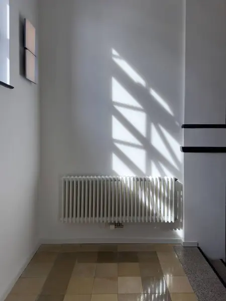 Ein Schöner Heizkörper Einer Großen Wohnung Von Links Durch Sonnenstrahlen Stockbild