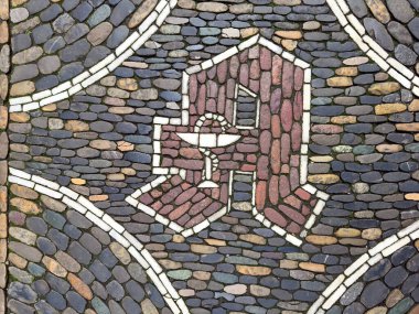 Uyuşturucu ve ilaç arayışını sembolize eden kaldırım taşı zemininde eczane olarak tercüme edilen bir apotheke Alman eczanesi tabelası görülüyor.