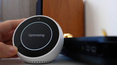 Paris, Fransa - 5 Haziran 2020: Dünyanın en büyük çevrimiçi perakendecisi Amazon Alexa 'nın akıllı asistanının ekranında cihazları gösteren optimize edici bir mesaj gösterildi.