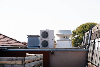 Hollanda, Texel 'deki bir binanın çatı katı görüntüsü ve havalandırma sistemleri.