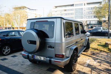 Kehl, Almanya - 27 Mayıs 2023: Lüks bir Mercedes-Benz G-Sınıfı bir G63 AMG 'nin Alman şehrinde park edilmiş arka görüntüsü, kendine özgü tasarımı ve üst düzey özelliklerini kentsel bir arka planda sergiliyor..