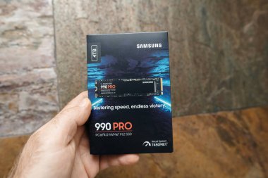 Paris, Fransa - Mar 4, 2024: Samsung 990 Pro 4TB NVMe SSD kutusu taştan bir arka planda, yüksek performanslı depolama teknolojisi sergiliyor