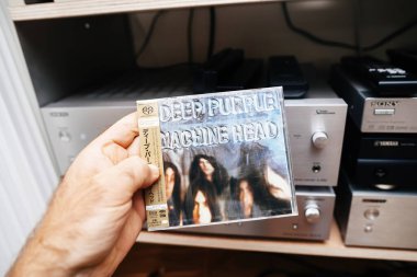 Paris, Fransa - 3 Haziran 2024: Japon yapımı Deep Purples Machine Head 'in SACD diskine basılı lüks bir kopya taşıyan bir erkek elinin POV' u