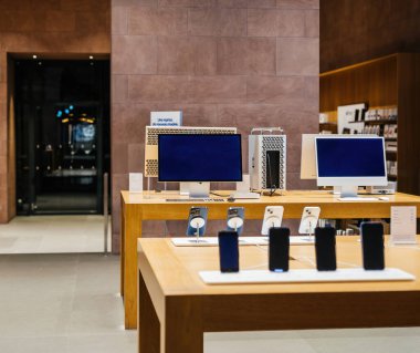 Paris, Fransa - 23 Aralık 2023: MacBook Pro ve Apple Cinema boş bir Apple Store içinde XDR stüdyo profesyonel ekipmanlarını göstererek, gelişmiş yeni Silikon çipleri sergiliyor,