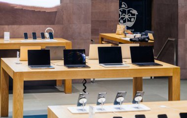 Paris, Fransa - 23 Aralık 2023: New MacBook Pro ve Apple Silikon cipsleri akşam saatlerinde boş bir Apple Store 'da satışa sunuldu.