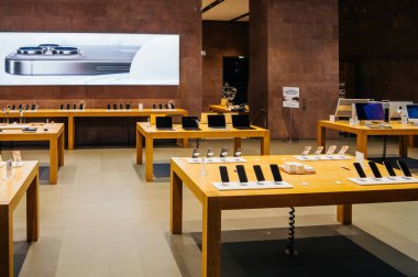 Paris, Fransa - 23 Aralık 2023: Titanium Apple iPhone 15 Pro akıllı telefon reklam pankartı, son akıllı telefonun fırlatılması sırasında, parlak tasarımı ve gelişmiş özellikleri sergilenmektedir.