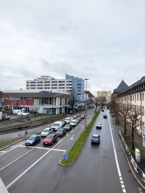 Freiburg im Breisgau, Almanya - 6 Mar 2024: Auf d. Zinnen 1 'deki Betriebsgesellschaft Karlsbau Freiburg GmbH otoparkının yükselişi.