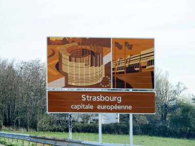 Strasbourg, Fransa - 20 Mar 2024: Avrupa Birliği kurumlarının sanatsal temsilleriyle Strazburg 'un Avrupa başkenti olarak yer aldığı hoş geldin panosu