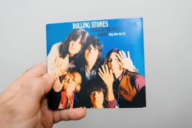 Paris, Fransa - 6 Nisan 2024: Rolling Stones through the past, Darkly: Big Hits Vol. 2 SACD krem bej arka plana karşı, albümlerin kapak resmi ve detayları vurgulanıyor.
