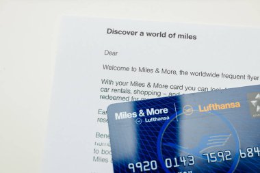 Frankfurt, Almanya - 14 Ocak 2015: Lufthansa Miles More kartı ve bir hoş geldin mektubu, araba kiralama, alışveriş ve daha fazlası için sık sık el ilanları programının yararlarını vurguluyor