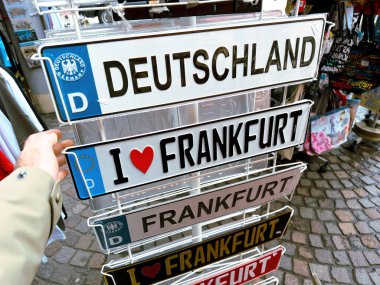 Frankfurt 'ta bir markette, üzerinde Deutschland' ın plakaları bulunan yeni plakaların sergilendiği bir sergi. Frankfurt yazıtlarına bayılıyorum.