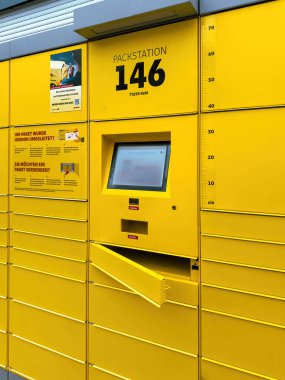 Kehl, Almanya - 24 Nisan 2024: Kehl 'deki Sarı DHL Paket İstasyonu 146, parsel toplama ve bırakma için dokunmatik ekran arayüzü, çeşitli boyutlarda bölümler görünür - biri açık