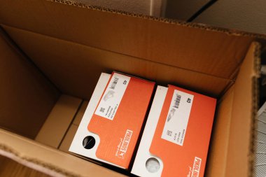 Paris Fransa - 29 Mayıs 2024: Bir e-ticaret alışveriş platformu aracılığıyla satın alınan Pikolinos rahat kadın ayakkabılarının açılması sırasında çok sayıda karton kutu açıldı