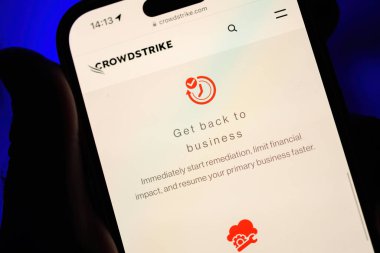 Paris, Fransa - 20 Temmuz 2024: Bir erkek el, CrowdStrike web sitesinin mesajını gösteren bir iPhone tutuyor. Düzeltme ve mali etkiyi sınırlama konusundaki tavsiyelere ve tavsiyelere geri dönün.