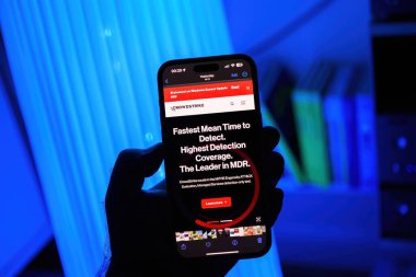 Paris, Fransa - 20 Temmuz 2024: Bir akıllı telefon ekranı CrowdStrike web sitesini gösteriyor, mavi ışıklandırılmış arka plana karşı hızlı algılama yeteneğini vurguluyor,