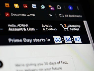 Londra, İngiltere - 15 Haziran 2024: İlk Gün birkaç dakika içinde başlar, Amazon UK 'nin web sitesinde geri dönüşleri ve siparişleri vurgulayan bir bilgisayar ekranının makro çekiminde gösterildiği gibi