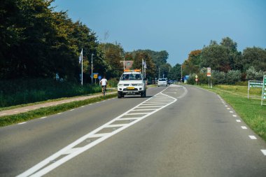 Texel, Hollanda - 27 Ağustos 2019: De Krim otelleri ve kamp yerlerine bir yön işareti içeren Texel yolu, adanın popüler konaklama seçeneklerine rehberlik ediyor