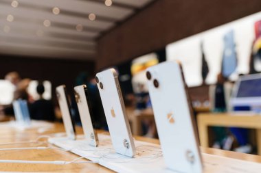 Paris, Fransa - 28 Ekim 2022: Bir Apple Store 'da sergilenen iPhone Plus, Pro ve standart modellerin düşük açılı görünümü, belgelerin bulanık arkaplanı ve depolama iç yapısı,