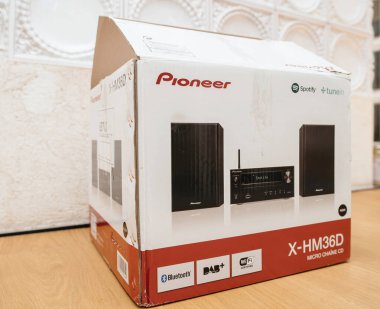 Paris, Fransa - 21 Mart 2024: Pioneer X-HM36D medya stereo bileşeninin karton kutu ambalajı, boks süreci sırasında gösterilen, parlak tasarım ve kompakt boyutu vurgulanıyor