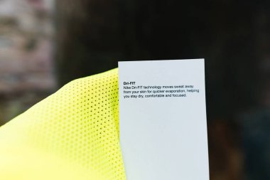 Paris, Fransa - 3 Nisan 2024: Nike spor giysilerinde Dri-Fit teknolojisinin yakın plan tanımı, kumaşların nemlendirici özelliklerini ve sporcuların performans faydalarını vurguluyor