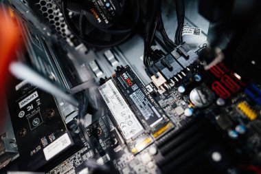 Paris, Fransa - 3 Nisan 2024: Samsung 990 Pro, Samsung 990 Pro ve Western Digital OS disk, hızlı bir bilgisayar oyunu veya iş uygulaması çalıştırmaya hazırdır.
