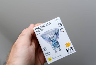 Paris, Fransa - 21 Mayıs 2024: Bir kutu IKEA TRADFRI LED ampul, 345 lumen, 3.6 watt, akıllı ev uyumluluğu ve E enerji verimliliği derecesi.