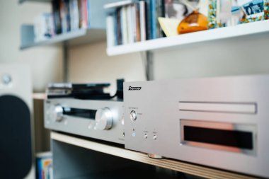 Paris, Fransa - 1 Ağustos 2024: Vitsoe raflarında sergilenen Pioneer PD-70AE Super Audio CD, MQA ve CD oynatıcısı üzerindeki eğik mercek logotini gösteren bir fotoğraf