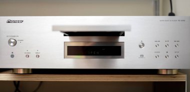 Paris, Fransa - 1 Ağustos 2024: Bir Pioneer PD-50 AE Super Audio CD, MQA ve SACD kompakt disk oynatıcısının ön görüntüsü