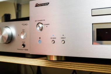 Paris, Fransa - Aug 1, 2024: The Pioneer logotype, Super Audio CD player PD 50AE 'de gösteriliyor, düğmesi açık ve beklemedeki CD SACD ışığı yüksek kaliteli ses ışığını vurguluyor