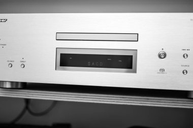 Paris, Fransa - Ağustos 1, 2024: SACD yazıtları Pioneer PD 50 AE Super Audio CD oynatıcısında görünür, ultra DSD formatında oynatıldığını, yüksek çözünürlüklü gösterdiğini gösterir