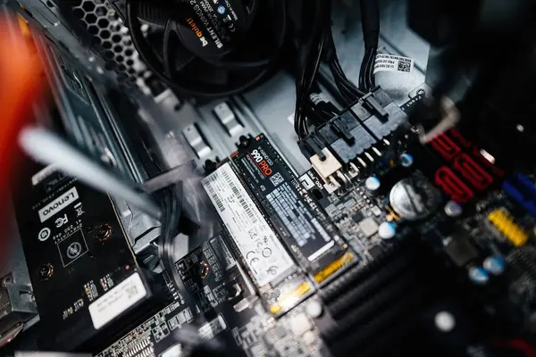 Paris, Fransa - 3 Nisan 2024: Samsung 990 Pro, Samsung 990 Pro ve Western Digital OS disk, hızlı bir bilgisayar oyunu veya iş uygulaması çalıştırmaya hazırdır.