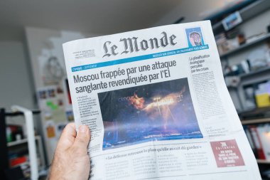 Paris, Fransa - 20 Mayıs 2024: Le Monde Fransız gazetesi, Moskova 'nın İslam Devleti tarafından saldırıya uğradığını, devam eden çatışmadaki son gelişmelerin vurgulandığını yazdı.