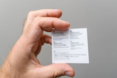 Paris, Fransa - 21 Mayıs 2024: Bir IKEA ürünü için İspanyolca, Almanca, Hollandaca, İtalyanca ve Japonca olmak üzere birden fazla dil içeren geri bildirim ve talimat kağıdı