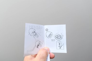 Paris, Fransa - 21 Mayıs 2024: Bir IKEA Zigbee lambası yerleştirmek için adım adım talimatlar, uzaktan kumandayı bağlama, evinize kusursuz bir akıllı ışıklandırma kurulumu sağlama süreci de dahil