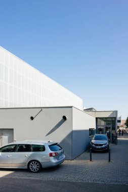 Suffelweyersheim, Fransa - 8 Mayıs 2022: Açık mavi gökyüzü altında, önünde bir Peugeot ve bir Volkswagen arabası olan bir Fransız mağazasına giriş,