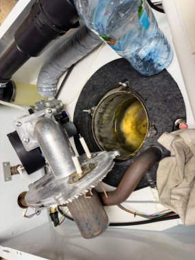 Önümüzdeki kış mevsimi için hazırlanan bir gaz kazanının açık yanan odasının genel görünümü, verimli ısıtma hizmetlerinin altını çiziyor.