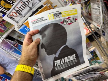 Paris, Fransa - 23 Ağustos 2024: Başkan Macron 'un silueti manşetiyle The Holidays are Ending on an cover of a French newspaper, sembolize edilmiş siyasi odaklanma